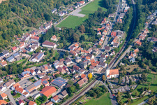 Bahngleise an der Kirche vom Ortsteil Sennfeld in Adelsheim im Bundesland Baden-Württemberg, Deutschland