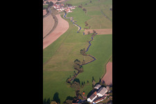 Mäander der Reichen Ebrach im Ortsteil Possenfelden in Schlüsselfeld im Bundesland Bayern, Deutschland