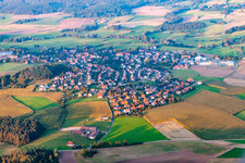 Dorf - Ansicht am Rande von landwirtschaftlichen Feldern und Nutzflächen in Heinersreuth im Ortsteil Oberpreuschwitz in Bayreuth im Bundesland Bayern, Deutschland