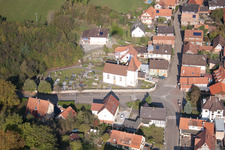 Drohnenbild von Mitschdorf im Bundesland Bas-Rhin, Frankreich