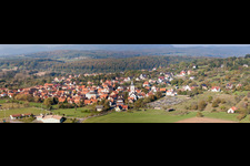 Panorama mit Kirche im Dorfkern in Gœrsdorf in Grand Est im Bundesland Bas-Rhin, Frankreich