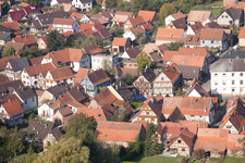 Drohnenbild von Gœrsdorf im Bundesland Bas-Rhin, Frankreich