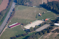 Schrägluftbild von Haras in Neewiller-près-Lauterbourg im Bundesland Bas-Rhin, Frankreich