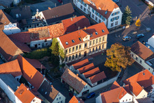 Schulgebäude der Schule in Essingen im Bundesland Rheinland-Pfalz, Deutschland