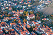 Luftbild von Kirchengebäude von St. Bartholomäus in Zeiskam im Bundesland Rheinland-Pfalz, Deutschland