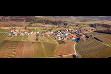 Dorf-Panorama aus Süden in Hergersweiler im Bundesland Rheinland-Pfalz, Deutschland