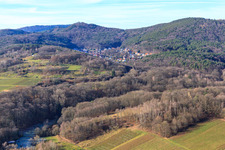Ortsansicht des Dornöschens der Pfalz versteckt in den Bergen des Pflälzerwalds in Dörrenbach im Bundesland Rheinland-Pfalz, Deutschland
