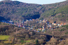 Luftbild von Ortsansicht des Dornöschens der Pfalz versteckt in den Bergen des Pflälzerwalds in Dörrenbach im Bundesland Rheinland-Pfalz, Deutschland