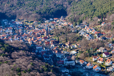 Luftaufnahme von Wald und Berglandschaft des südlichen Pfälzerwald in Dörrenbach im Bundesland Rheinland-Pfalz, Deutschland