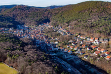 Schrägluftbild von Wald und Berglandschaft des südlichen Pfälzerwald in Dörrenbach im Bundesland Rheinland-Pfalz, Deutschland