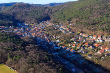 Ortsansicht des Dornöschens der Pfalz versteckt in den Bergen des Pflälzerwalds in Dörrenbach im Bundesland Rheinland-Pfalz, Deutschland von oben