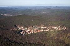 Wald und Berglandschaft des südlichen Pfälzerwald in Dörrenbach im Bundesland Rheinland-Pfalz, Deutschland von oben