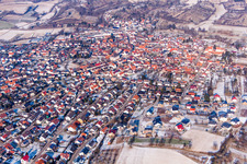 Winterlich schneebedeckte Ortsansicht der Straßen und Häuser der Wohngebiete in Unteröwisheim in Kraichtal im Bundesland Baden-Württemberg, Deutschland