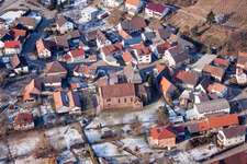 Winterlich schneebedeckte Kirchengebäude im Dorfkern im Ortsteil Neuenbürg in Kraichtal im Bundesland Baden-Württemberg, Deutschland