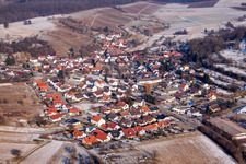 Winterlich schneebedeckte Kirchengebäude im Dorfkern im Ortsteil Neuenburg in Kraichtal im Ortsteil Neuenbürg im Bundesland Baden-Württemberg, Deutschland