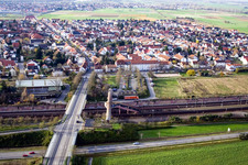 Fussgängerüberweg und Bahnhof von Osten in Neulußheim im Bundesland Baden-Württemberg, Deutschland