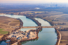 Polderdamm durch den Baggersee in Neupotz im Bundesland Rheinland-Pfalz, Deutschland