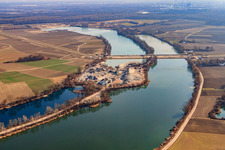 Luftbild von Polderdamm durch den Baggersee in Neupotz im Bundesland Rheinland-Pfalz, Deutschland