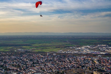 Stadt von Osten in Hockenheim im Bundesland Baden-Württemberg, Deutschland