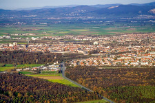 Stadt von Süden in Schwetzingen im Bundesland Baden-Württemberg, Deutschland