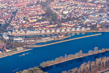 Schrägluftbild von Wohnbebauung am Ufer des ehemaligen Hafenbeckens am Rhein Hafenstraße gegenüber von Sea-Live in Speyer im Bundesland Rheinland-Pfalz, Deutschland