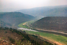 B37 Neckaruferstr im Nebel in Neckargerach im Bundesland Baden-Württemberg, Deutschland