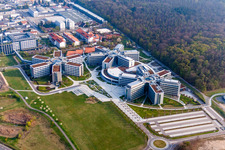 Drei sechs-zackige, sternförmige Unternehmensverwaltungs- Hochhaus- Gebäude der SAP SE in Walldorf im Bundesland Baden-Württemberg, Deutschland