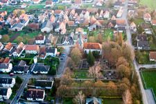Wolfgangskirche und Friedhof in der Kirchstr in Freckenfeld im Bundesland Rheinland-Pfalz, Deutschland