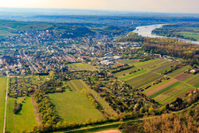 Stadt am Rheinufer von Osten in Oppenheim im Bundesland Rheinland-Pfalz, Deutschland
