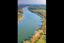 Frachtschiff auf dem Rhein an der NATO-Rampe Ludwigshöhe im Bundesland Rheinland-Pfalz, Deutschland