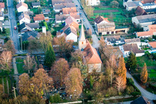 Luftbild von Wolfgangskirche und Friedhof in der Kirchstr in Freckenfeld im Bundesland Rheinland-Pfalz, Deutschland