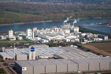 Luftaufnahme von Gebäude und Produktionsanlagen auf dem Werksgelände des Chemieproduzenten Grace GmbH am Rheinufer in Worms im Bundesland Rheinland-Pfalz, Deutschland