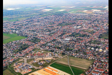Stadtübersicht von Südosten in Haßloch im Bundesland Rheinland-Pfalz, Deutschland