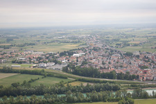 Schrägluftbild von Latisana im Bundesland Friaul-Julisch Venetien, Italien