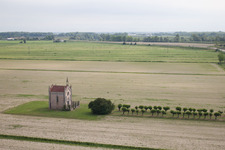 Luftbild von Kirchengebäude der Kapelle Kapelle bei Cesarolo in Cesarolo in Veneto im Bundesland Venetien, Italien