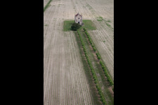 Schrägluftbild von Kirchengebäude der Kapelle Kapelle bei Cesarolo in Cesarolo in Veneto im Bundesland Venetien, Italien
