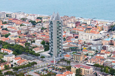 Hochhaus- Gebäude der Hotelanlage an der Via Aquileia in Lido di Jesolo in Venetien im Ortsteil Lido di Iesolo im Bundesland Metropolitanstadt Venedig, Italien