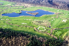Gelände des Golfplatz Golfanlage Landgut Dreihof in Essingen im Bundesland Rheinland-Pfalz, Deutschland von oben