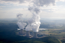 Rauchwolken über dem Kernkraftwerk (auch AKW, KKW oder Atomkraftwerk) in Cattenom in Grand Est im Bundesland Moselle, Frankreich