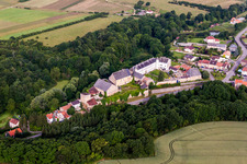 Luftbild von Burganlage des Schloß Roussy-le-bourg in Roussy-le-Village in Grand Est im Bundesland Moselle, Frankreich