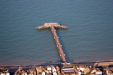 Luftbild von Sand und Strand- Landschaft an der Seebrücke des Kanal in Deal in England, Vereinigtes Königreich