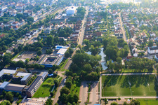 Jahnstraße mit IGS, Schwanenweiher und Stadion in Kandel im Bundesland Rheinland-Pfalz, Deutschland