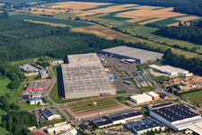 Schrägluftbild von Industriegebiet Horst, Zufall Logistikcenter im Ortsteil Minderslachen in Kandel im Bundesland Rheinland-Pfalz, Deutschland