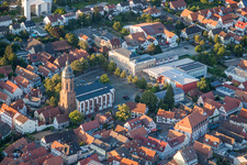 Kirchengebäude der Sankt Georgskirche mit Marktplatz, Stadthalle und Grundschule im Altstadt- Zentrum in Kandel im Bundesland Rheinland-Pfalz, Deutschland