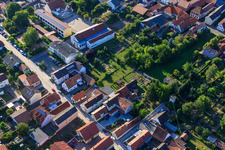 Schrägluftbild von Mundoplatz, Grundschule und Mundohalle in Minfeld im Bundesland Rheinland-Pfalz, Deutschland