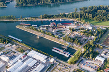 Luftbild von Kaianlagen und Schiffs- Anlegestellen am Hafenbecken des Neuen Hafen am Rhein in Speyer im Bundesland Rheinland-Pfalz, Deutschland