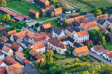 Luftbild von Kirche St. Antonius in Herxheimweyher im Bundesland Rheinland-Pfalz, Deutschland