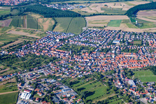 Dorf - Ansicht am Rande von landwirtschaftlichen Feldern und Nutzflächen in Dettenheim im Ortsteil Liedolsheim im Bundesland Baden-Württemberg, Deutschland