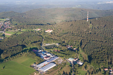 Gewerbegebiet und Firmenansiedlung mit Morton Extrusionstechnik GmbH zu Füssen des Sendemast in Abtsteinach im Ortsteil Ober-Abtsteinach im Bundesland Hessen, Deutschland