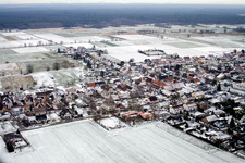 Ort im Winter bei Schnee in Freckenfeld im Bundesland Rheinland-Pfalz, Deutschland